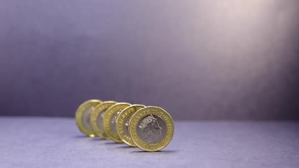 Balançando, mas não caindo britânico uma libra moeda. — Vídeo de Stock