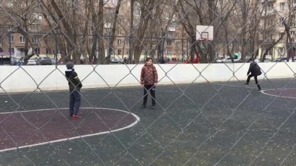 MOSCOW, Jongens voetballen in de speeltuin, straatvoetbal, schieten op doel. — Stockvideo