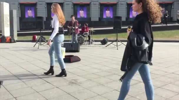 Moskva, Ryssland - 04.17.2021: Musiker som uppträder på gatan, Moskvas centrum — Stockvideo