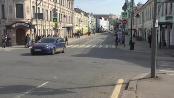 Moscou: Cruzamento da rua Pyatnitskaya e aterro Ovchinnikovskaya. Ruas centrais de Moscou. Pessoas em scooters, transporte da cidade. — Vídeo de Stock