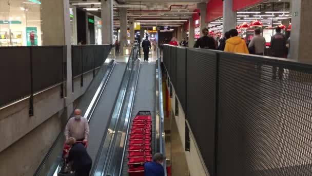 Menschen benutzen Rolltreppe in einem Kaufhaus. Europolis ist eines der größten Einkaufs- und Unterhaltungszentren in Moskau. — Stockvideo