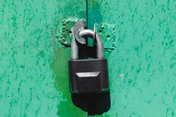 Cadeado Trancado Uma Porta Metal Verde Uma Garagem — Fotografia de Stock