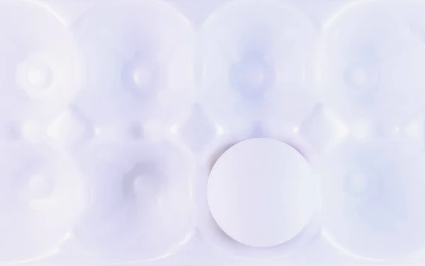 白色塑料一次性包装和一个白色鸡蛋 塑料和自然 白雪公主 图库图片