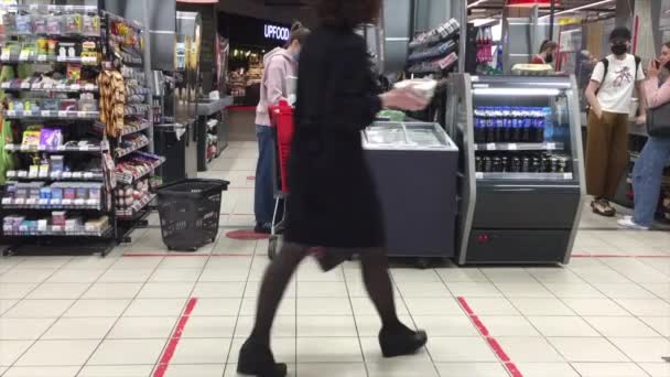 Moskva, Rusko: Kupci na pokladně v supermarketu Okey během pandemie koronaviru Covid-19. Pokladna v supermarketu. — Stock video