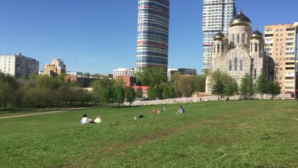 Moskau, Russland: Aquäduktpark am Fluss Jauza und die Kirche von Kyrill und Mythodius — Stockvideo