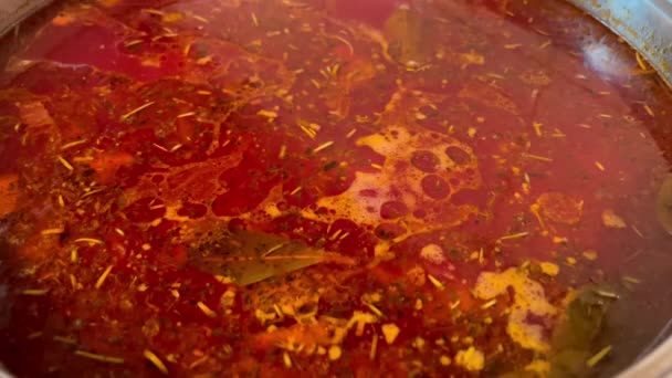 最有名的乌克兰和俄罗斯罗宋汤或罗宋汤在平底锅中沸腾。大热锅的家庭煮罗宋汤。汤的变种是用甜菜、西红柿和卷心菜制成的.素食. — 图库视频影像