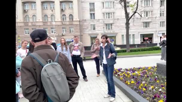 Recorrido a pie, excursión turística en Moscú. Una guía de los lugares de Mikhail Bulgakov con un grupo de turistas en el centro de Moscú en Nikitsky Boulevard. — Vídeos de Stock