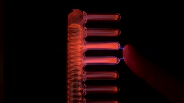 Video di Corrente ad alta frequenza prodotta da Comb tube di Dispositivo D'arsonval ad alta frequenza. Concetto di elettricità. Micro terapia corrente dei capelli. Cura dei capelli, perdita dei capelli. Elettroterapia ad alta frequenza, strumento di bellezza. 4K video 3840x2160 — Video Stock