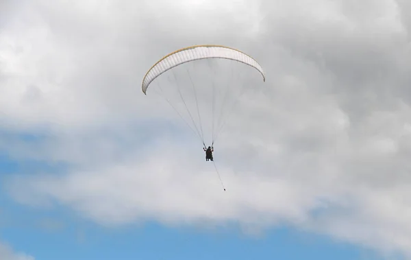 Paragliding Concept Wing Parachute Paragliders Beautiful Cloudy Sky Summer Day — Stock Photo, Image