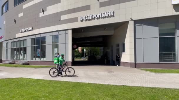 Moskva: Gazprombank filial vid Sviblovo tunnelbanestation. Skylt till Moskvas bank Gazprombank. Gazprombank är en privatägd rysk bank, Rysslands tredje största bank. 4K-video 3840x2160 — Stockvideo