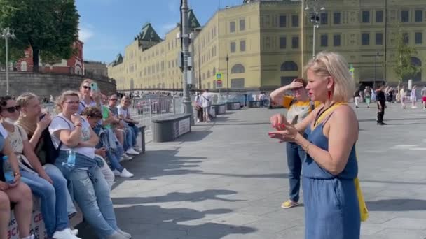 Moscow, Russia 2021: Excursion for deaf and dumb to the sights of Moscow. Scene near St. Basil's Cathedral by Red Square. Women with disabilities  with a tour guide speaking sign language. 4K video 3840x2160 — Αρχείο Βίντεο