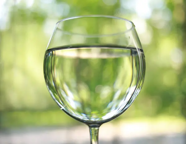 Foto Borrosa Copa Vino Llena Agua Pura Vidrio Transparente Sobre —  Fotos de Stock