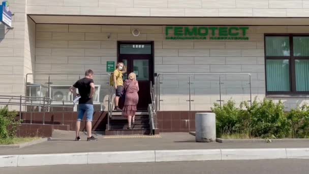 Mosca: Gemotest Medical Laboratory, test per laboratorio COVID-19. Test obbligatori per il COVID-19. Test Roche. La gente aspetta in fila. Gemotest e 'una catena nazionale di laboratori. — Video Stock