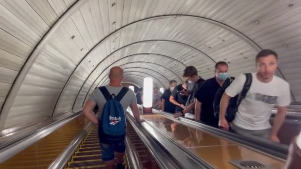 Moscou, Rússia - 09.07.2021: Pessoas mascaradas na escada rolante do metrô de Moscou. Estação de metro de Sukharevskaya. pandemia de Covid-19. Movimento de escada rolante. — Vídeo de Stock