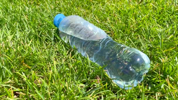Liter Plastikflasche Mit Frischem Sauberem Wasser Liegt Freien Auf Grünem — Stockvideo