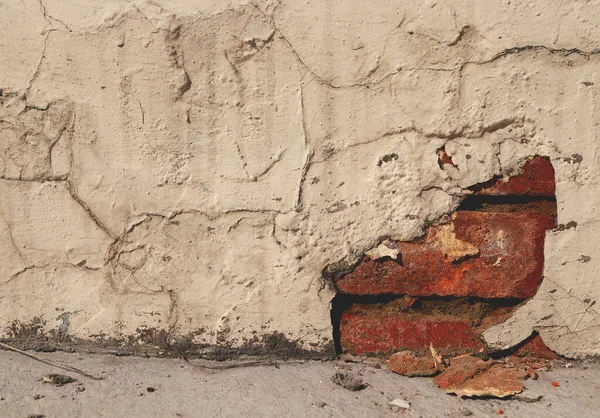 古い家の老朽化したファサードの壁の崩壊の詳細 赤レンガの壁モルタルは テクスチャを割れました 古い割れた塗装石膏 崩壊財団の建物 崩壊の始まり 壁の背景 — ストック写真