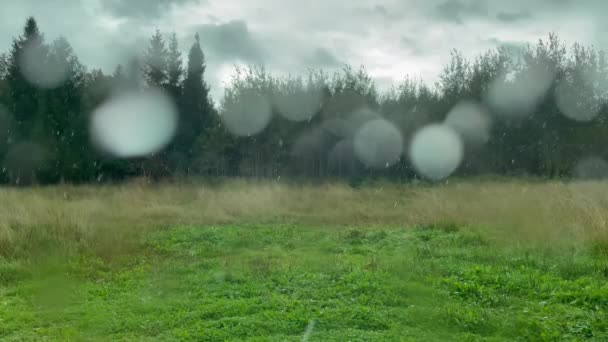 Bokeh Σταγόνες Βροχής Στο Παράθυρο Βροχερό Φθινοπωρινό Αγροτικό Τοπίο Μέσα — Αρχείο Βίντεο