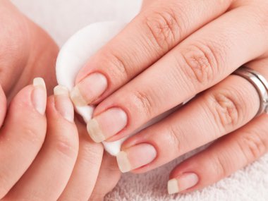 Tirnak sökücü, kendini manikür yapma kullanan kadın