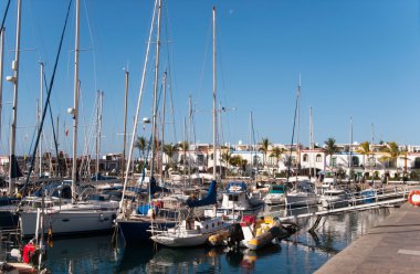 Yat ve tekne yat limanında demirlemiş. yelkenli tekne