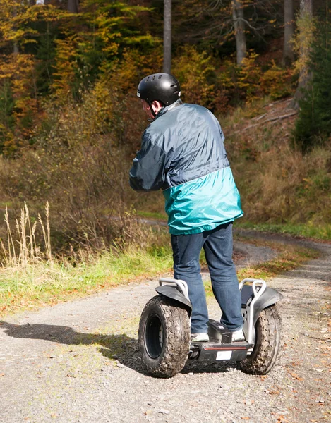 El hombre que conduce en la carrera fuera de la carretera —  Fotos de Stock