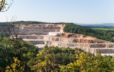 Koneprusy kalker taş çukurdan genel görünümünü mağaralar, Çek Cumhuriyeti