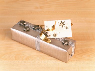 Gümüş kartondan hediye paketi gri yay hediye doğum günü hediyesi izole edilmiş arka plan.