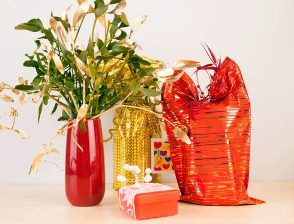 Cadeaux Emballage Moderne Avec Gui Vase Rouge — Photo