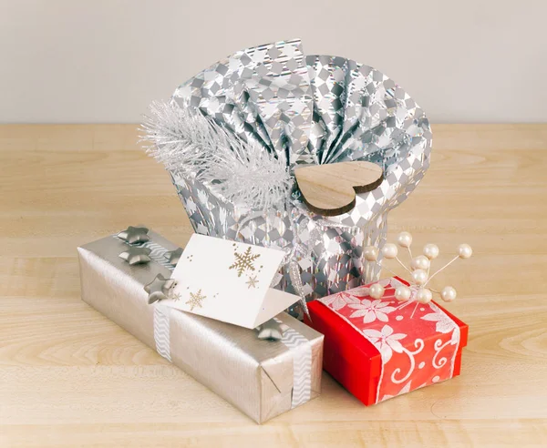 Rood Zilver Papier Wrap Geschenk Doos Grijs Strik Aanwezig Kerst — Stockfoto