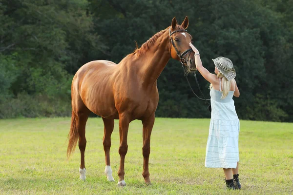 Belle Femme Avec Cheval Sur Une Prairie Verte Été — Photo