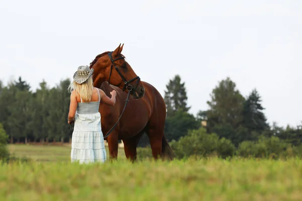 Portré Egy Gyönyörű Fiatal Vidám Nőről Cowboy Kalapban Lóval Szabadban — Stock Fotó
