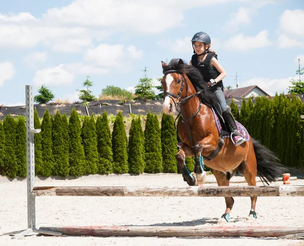 Chica practicando equitación — Foto de Stock