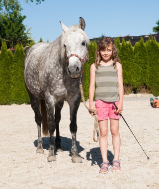 Onun midilli ile kız