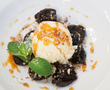 Vanilyalı dondurma Erik ve karamel sos ile