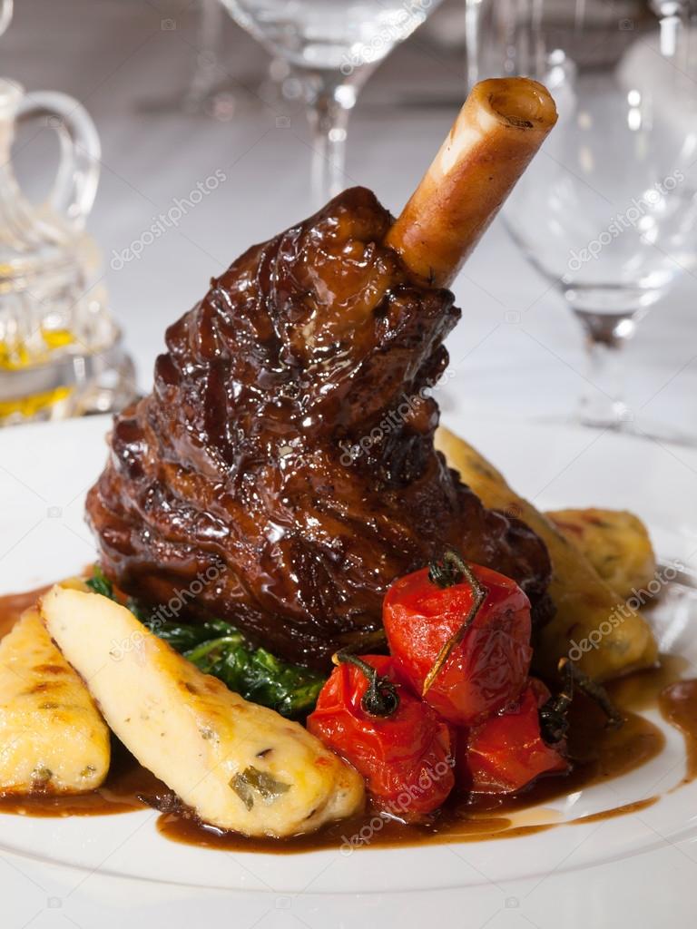 Stinco di agnello alla griglia — Foto Stock © scigelova #60281951