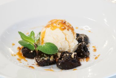 Marine edilmiş Erik ile dondurma