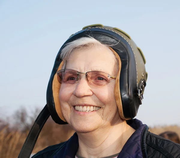 Lächelnde Dame im Helm — Stockfoto