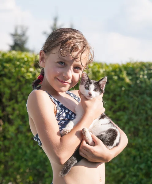 Mädchen mit ihrem Kätzchen — Stockfoto