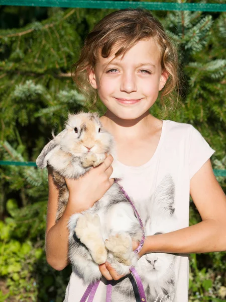 Junges Mädchen mit Haustier Kaninchen — Stockfoto