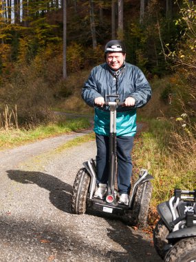 Segway üzerinde eğleniyor adam