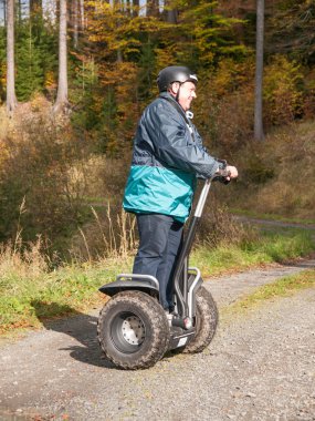 Segway üzerinde eğleniyor adam