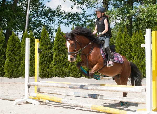 Menina praticando equitação — Fotografia de Stock