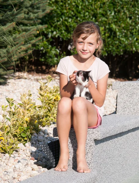 Junges Mädchen streichelt mit Kätzchen — Stockfoto