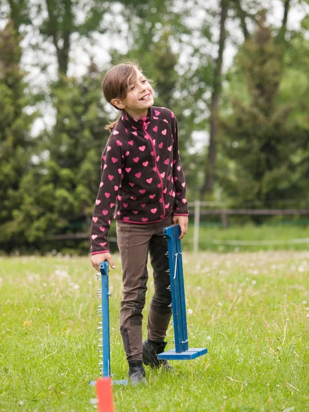 Chica llevar vallas para conejito — Foto de Stock