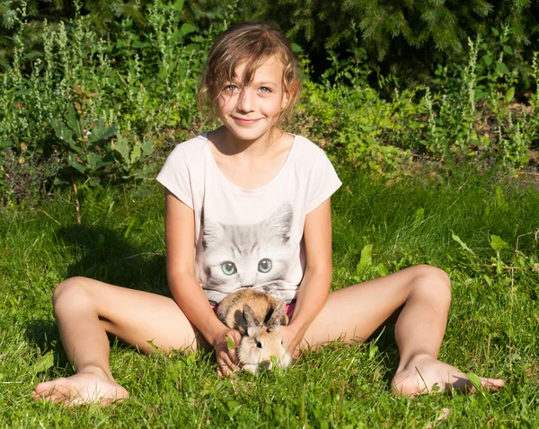 兔子在草地上坐着的女孩 — 图库照片