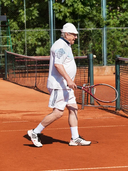 80 년 오래 된 남자 테니스 — 스톡 사진