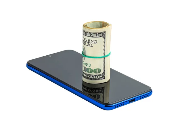 Rolle von Dollarscheinen, die mit einem Gummiband und einem Mobiltelefon auf weißem Hintergrund gebunden sind. — Stockfoto