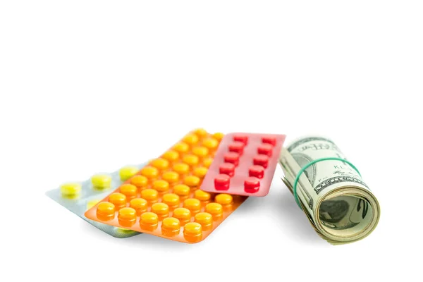 Medicijnen en dollars geïsoleerd op wit met schaduw. Blister met pillen en papiergeld in de buurt. — Stockfoto