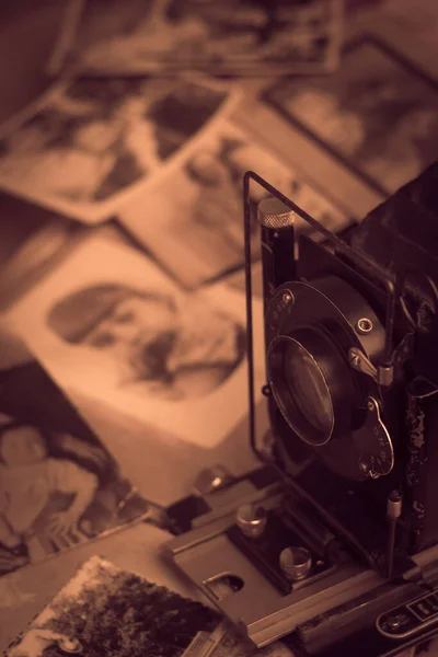 Old photographs 1912 - 1919 year. Old photos in blur and camera on the table. — Stock Photo, Image