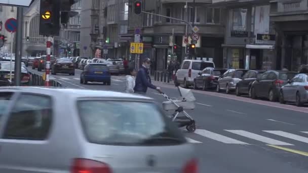 Luxemburg. maart 2019. Straat van een Europese stad. Dagelijks stadsleven. — Stockvideo