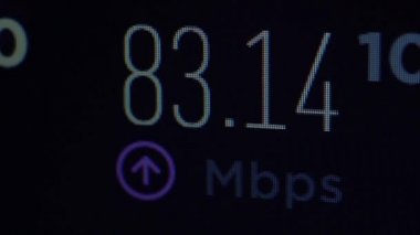 İnternet hız ölçümü. İnternet bağlantı testi. Yavaş internet bağlantısı hızı.